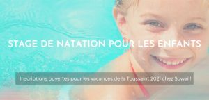 Enfant nageant dans la piscine à Sowaï, accompagnée du texte suivant : "stage de natation pour les enfants : Inscriptions ouvertes pour les vacances de la Toussaint 2021 chez Sowaï !"